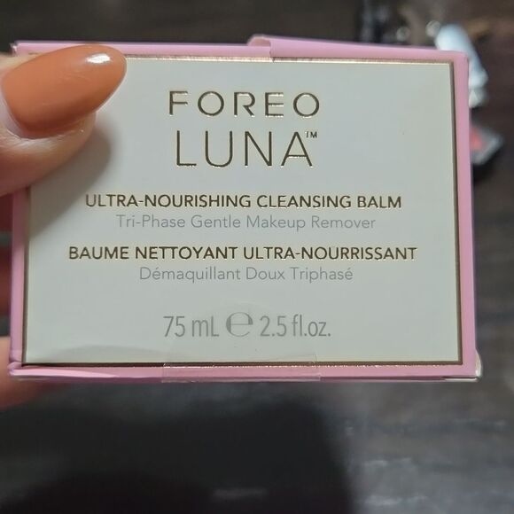 Foreo LUNA™ 3 facial cleansing device - Picture 6 of 8